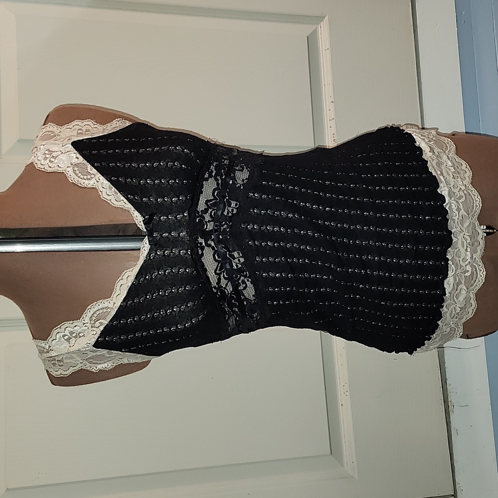 Studio Y lace tank top with lining.